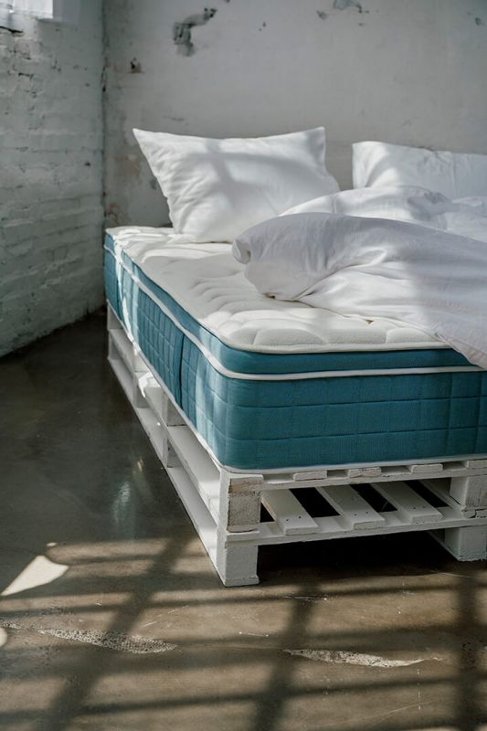 Seitenansicht der All-In-One Matratze Boxspring. in Sky-Blue.